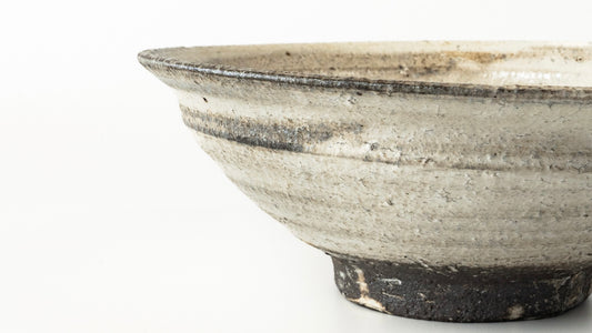 Komon Seji Okuda, Kohiki Haiyu Asabachi Bowl (wit slipglazuur en asglazuur)