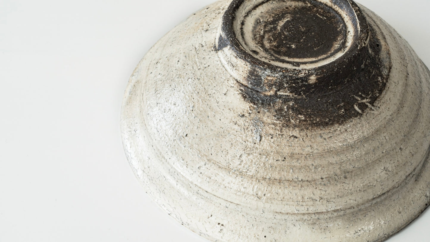 Komon Seji Okuda, Kohiki Haiyu Asabachi Bowl (white slip glaze & ash glaze)