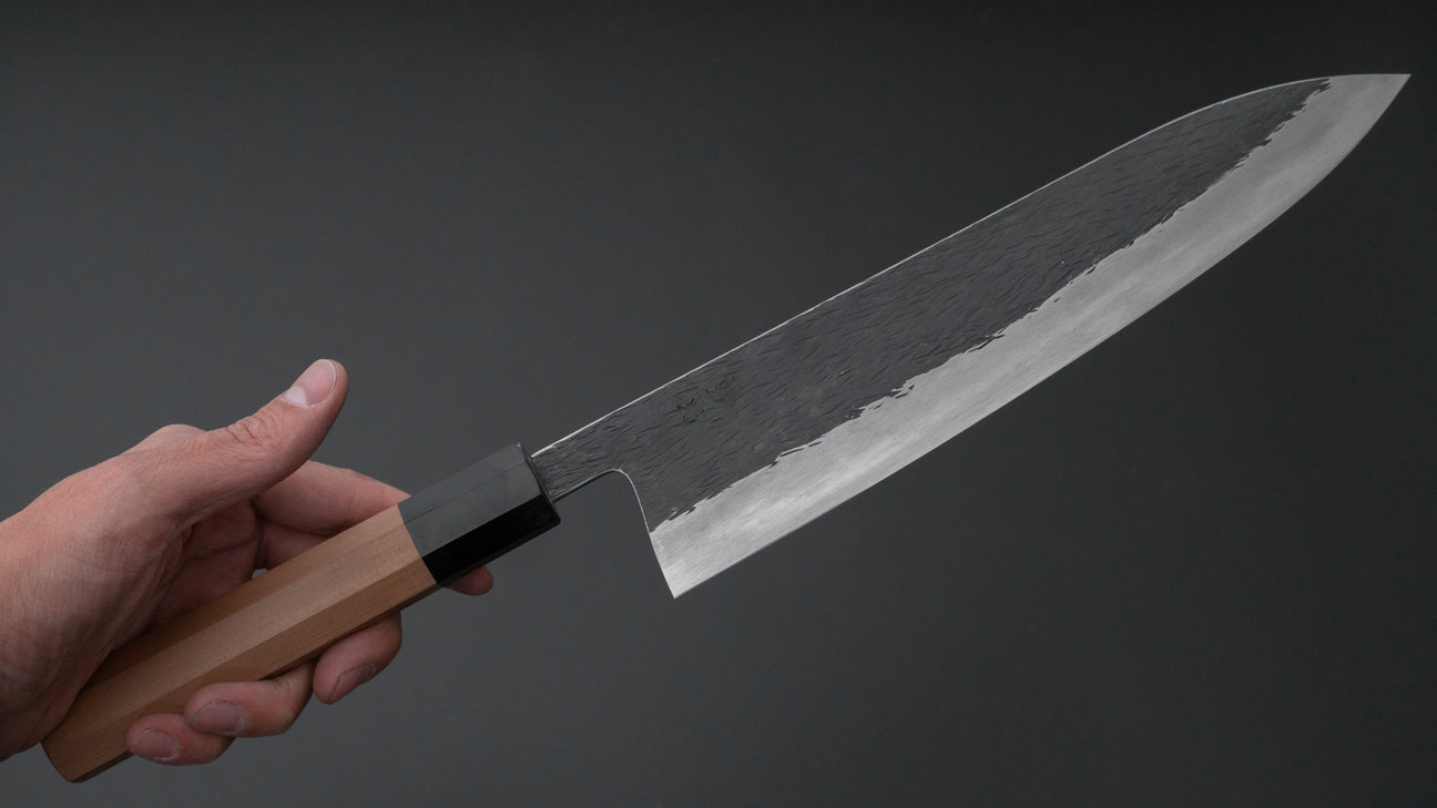 Isamitsu Wit #1 roestvrij beklede Kurouchi Gyuto 240 mm Yakusugi cederhouten handvat
