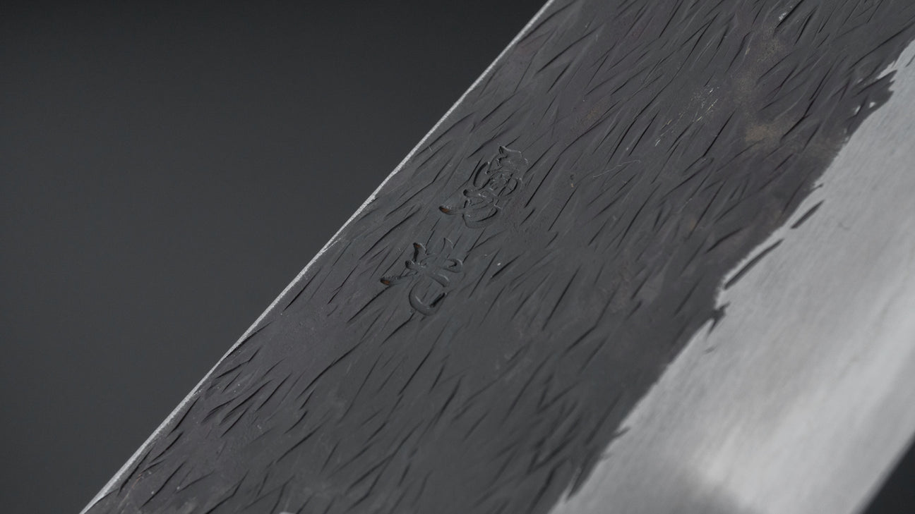 Isamitsu Wit #1 roestvrij beklede Kurouchi Gyuto 240 mm Yakusugi cederhouten handvat