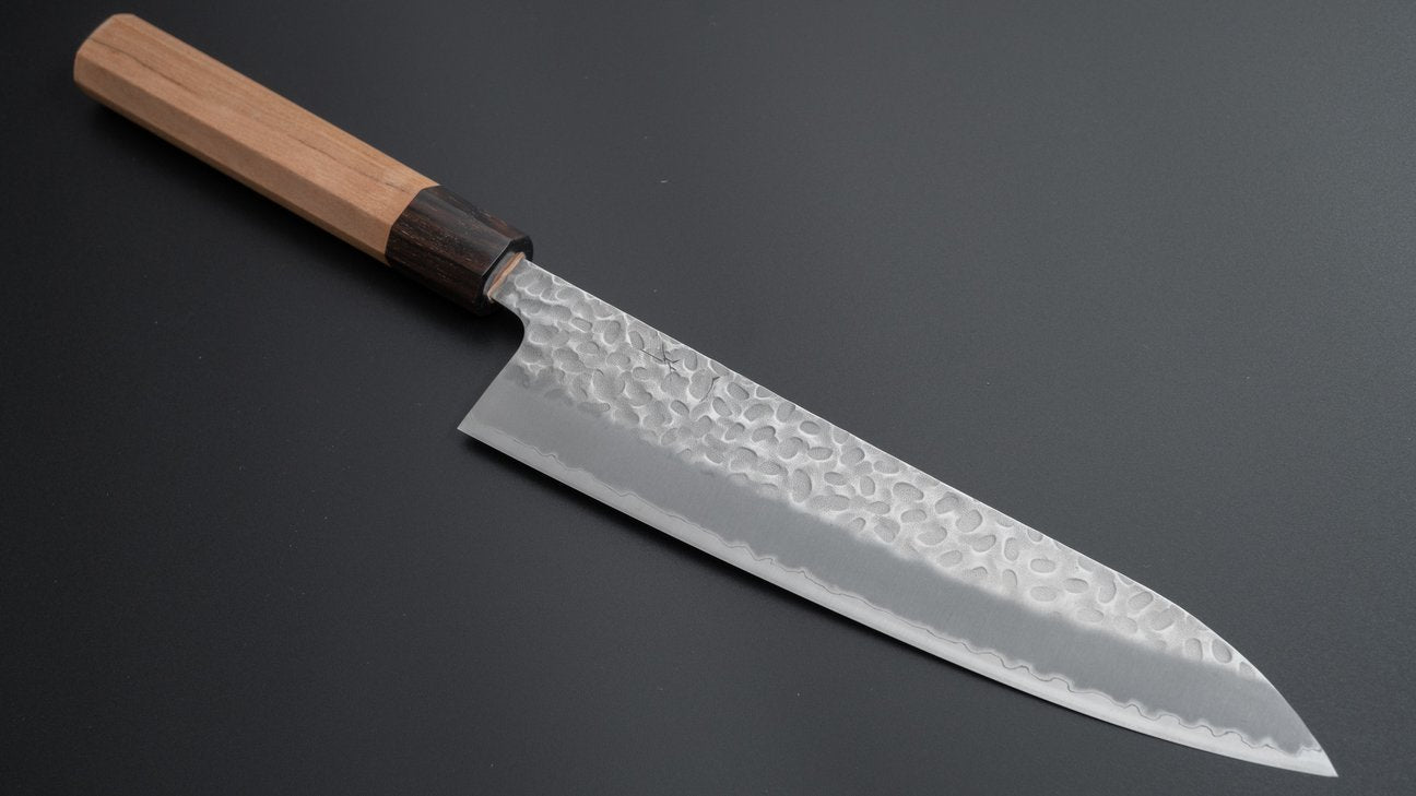 Hitohira Futana SB Migaki Tsuchime Gyuto 210 mm kersenhouten handvat 