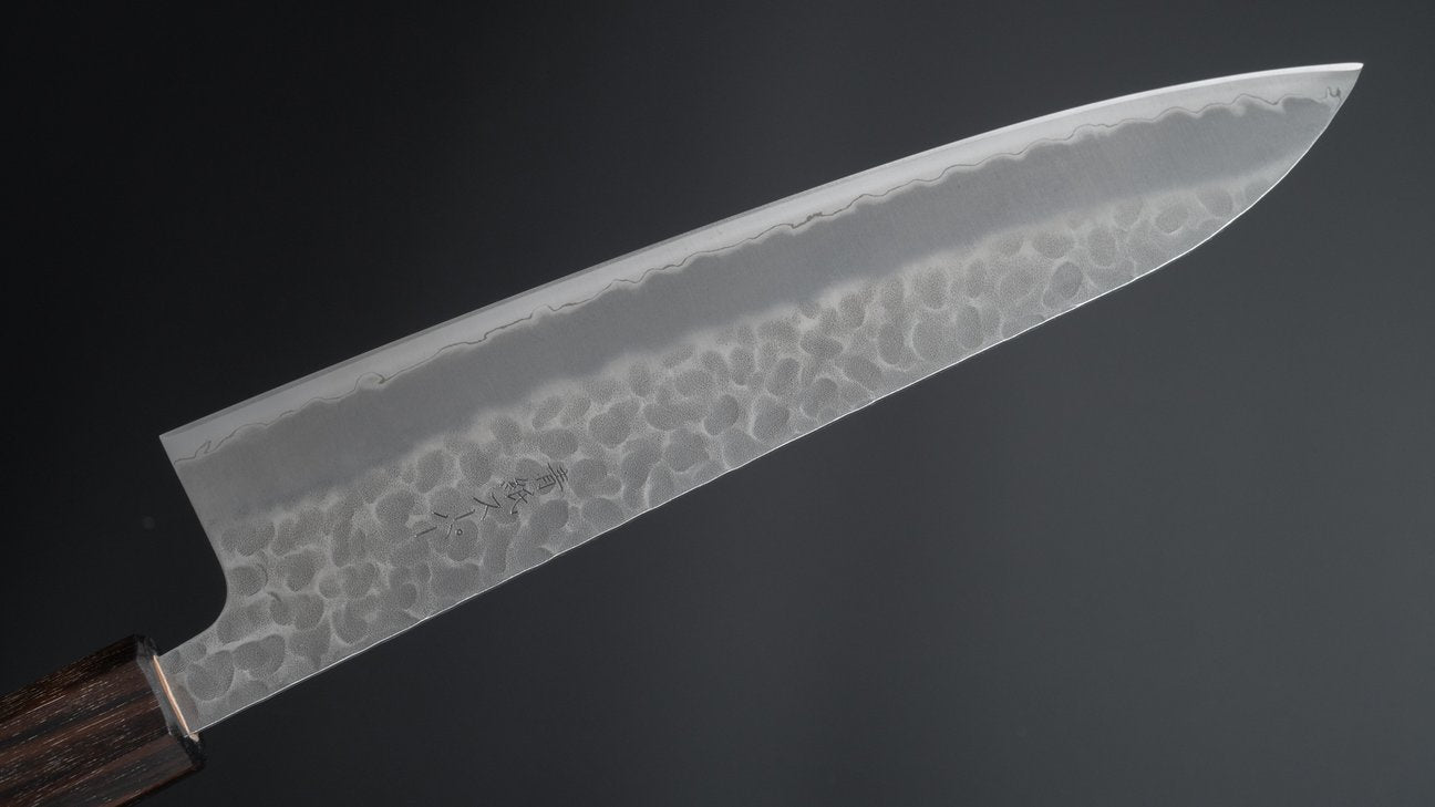 Hitohira Futana SB Migaki Tsuchime Gyuto 210 mm kersenhouten handvat 