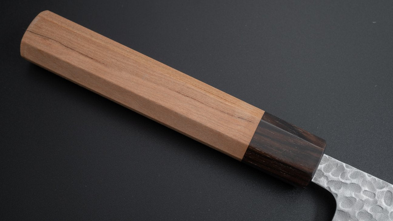 Hitohira Futana SB Migaki Tsuchime Gyuto 210 mm kersenhouten handvat 