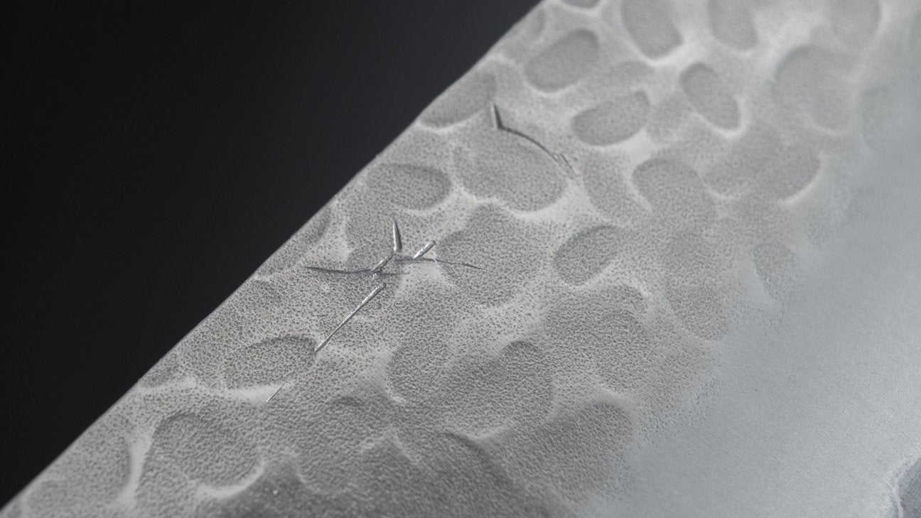 Hitohira Futana SB Migaki Tsuchime Gyuto 210 mm kersenhouten handvat 