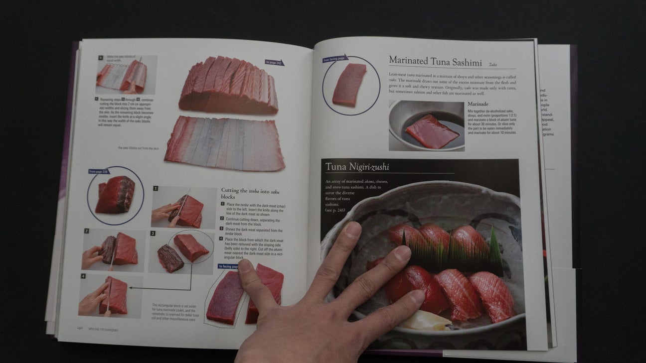 The Japanese Culinary Academy MUKOITA I, Cutting Techniques: Fish (English)